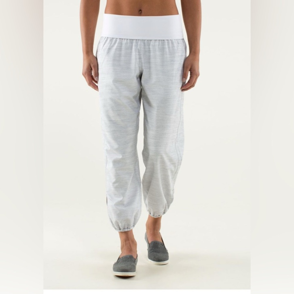 Lululemon Om Pant Sz 10 Commuter Denim White / Fossil / White